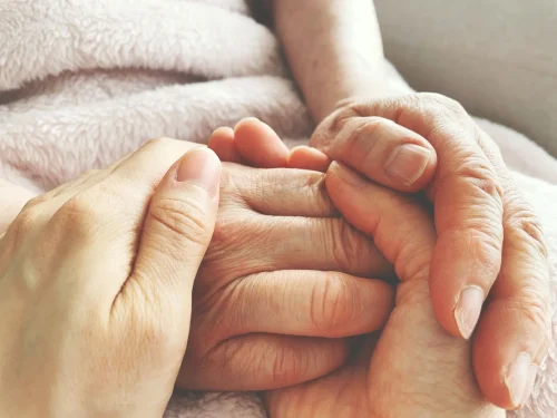 手を握り合っている