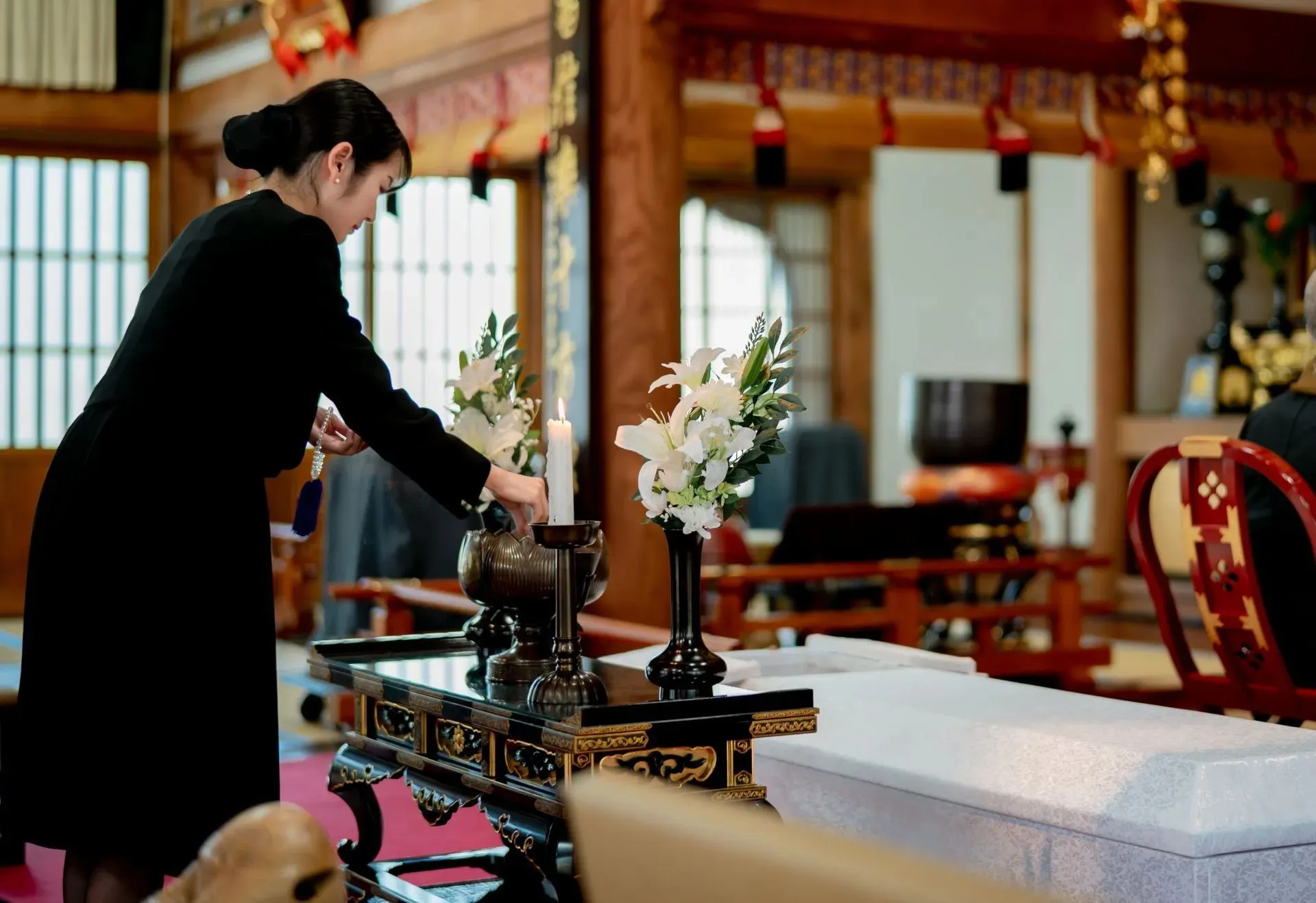 お焼香をする女性