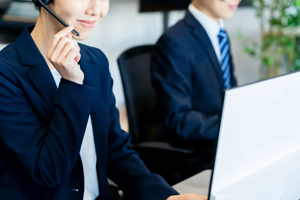 お問い合わせを受けるテレフォンオペレーターの男性と女性