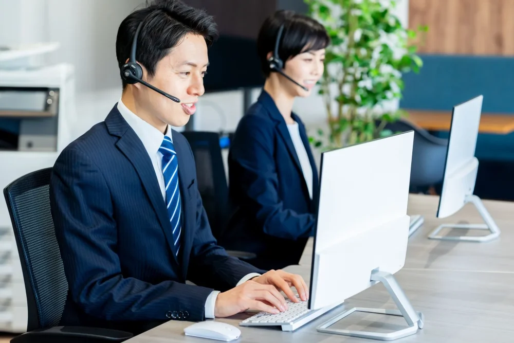お問い合わせを受けるテレフォンオペレーターの男性と女性